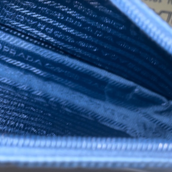 Prada : Re-Nylon Re-edition 2000 mini-bag (periwinkle blue) - Picture 6 of 7